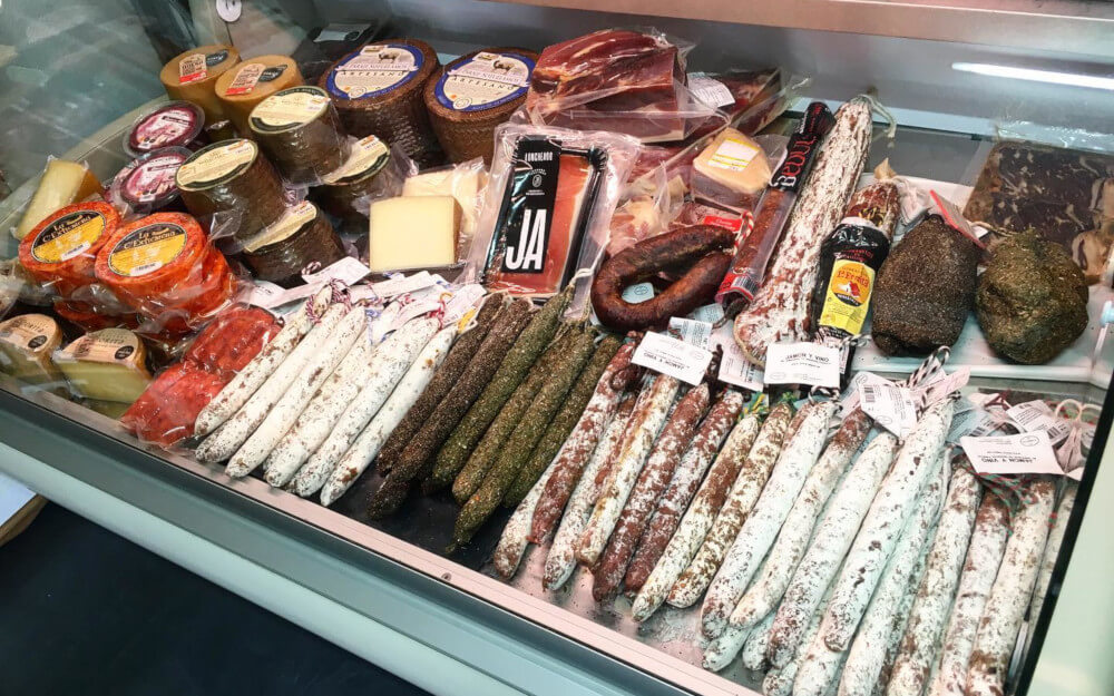 Auswahl an spanischen Tapas Produkten